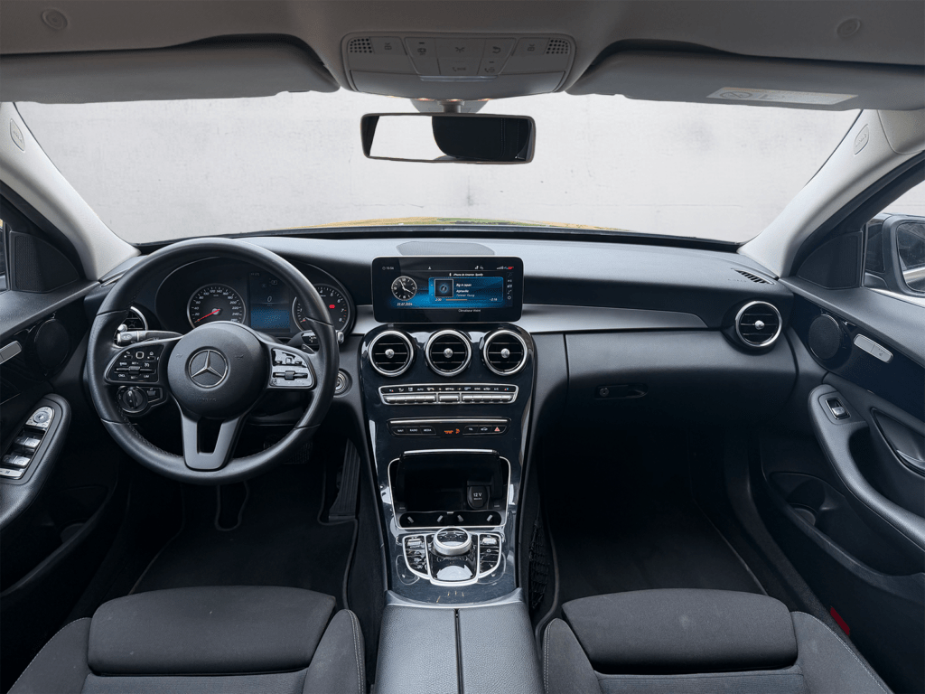 Mercedes C160 noire berline élégante intérieur – Cullinan Automotive