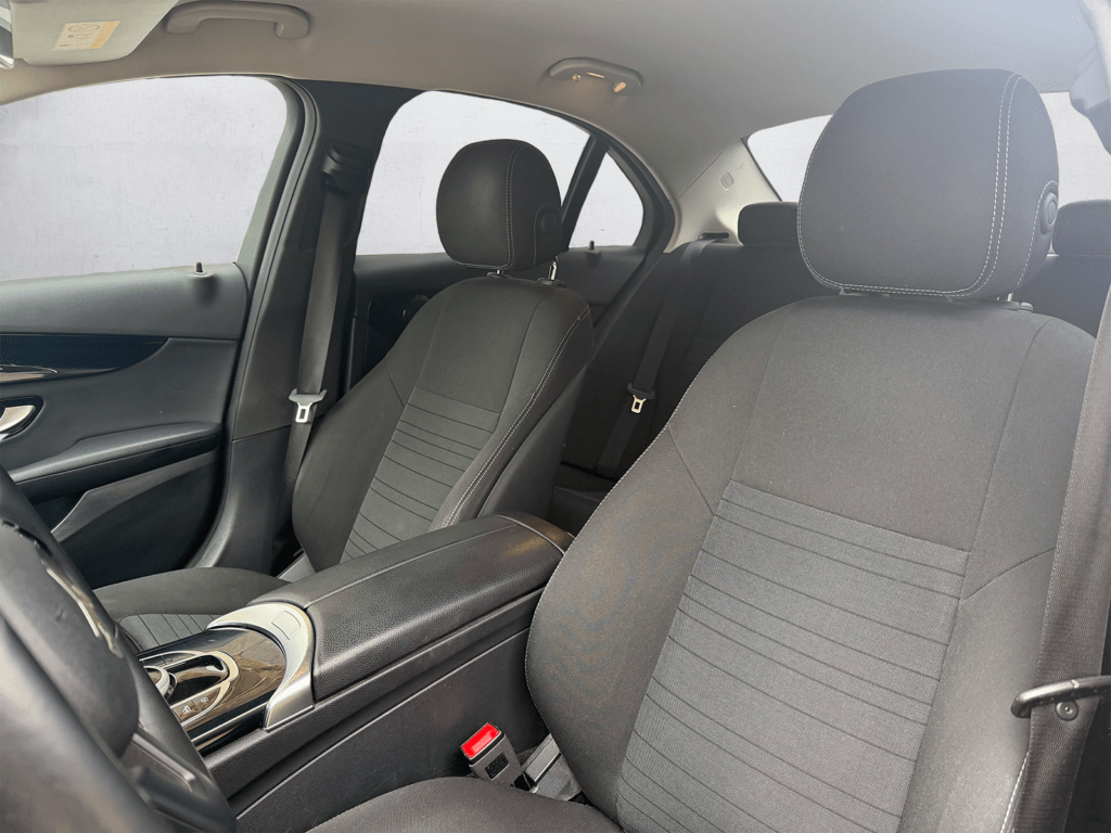 Mercedes C160 noire berline élégante intérieur – Cullinan Automotive