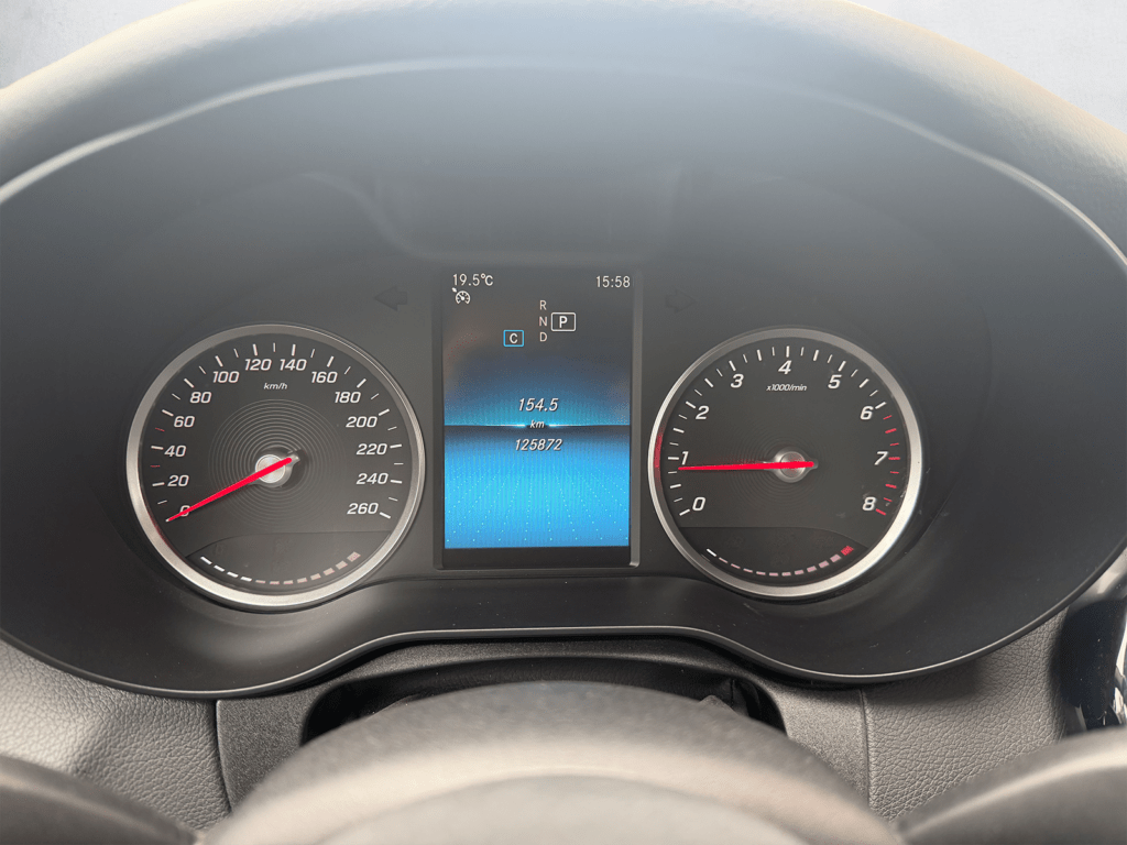 Mercedes C160 noire berline élégante intérieur – Cullinan Automotive